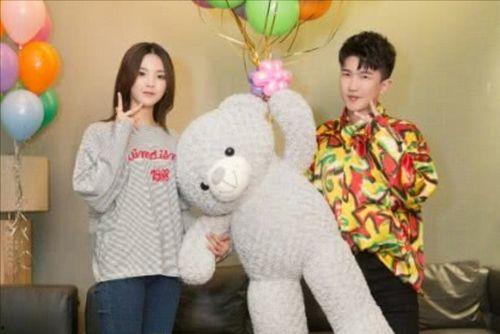 娱乐圈吃瓜短剧是谁写的,揭秘“吃瓜短剧”背后的创作故事