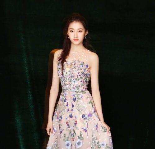 关晓彤进入娱乐圈吃瓜,从吃瓜群众到璀璨明星的蜕变之路